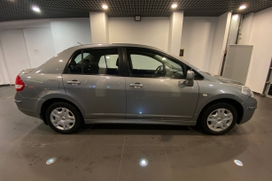 NISSAN TIIDA