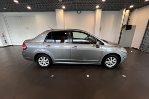 NISSAN TIIDA