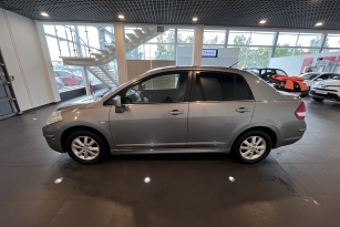 NISSAN TIIDA