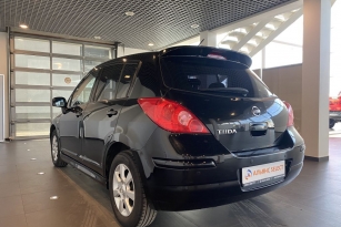 NISSAN TIIDA