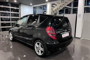 MERCEDES-BENZ A200
