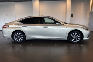 LEXUS ES 200
