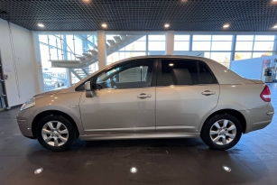 NISSAN TIIDA