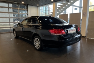 MERCEDES-BENZ E200
