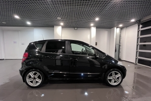 MERCEDES-BENZ A200