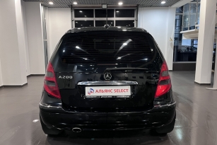 MERCEDES-BENZ A200