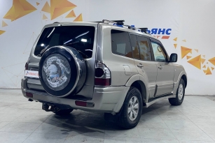 MITSUBISHI PAJERO