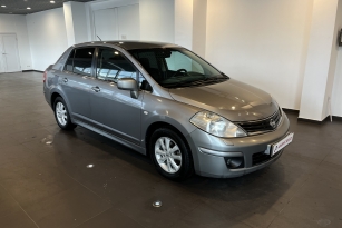 NISSAN TIIDA