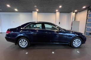 MERCEDES-BENZ E200