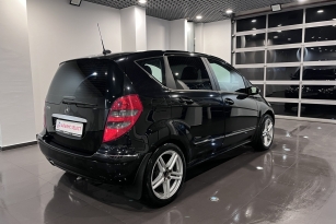 MERCEDES-BENZ A200