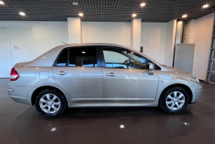 NISSAN TIIDA