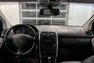 MERCEDES-BENZ A200