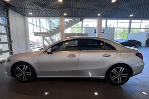MERCEDES-BENZ A160