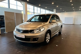 NISSAN TIIDA