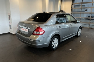 NISSAN TIIDA