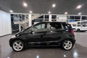 MERCEDES-BENZ A200