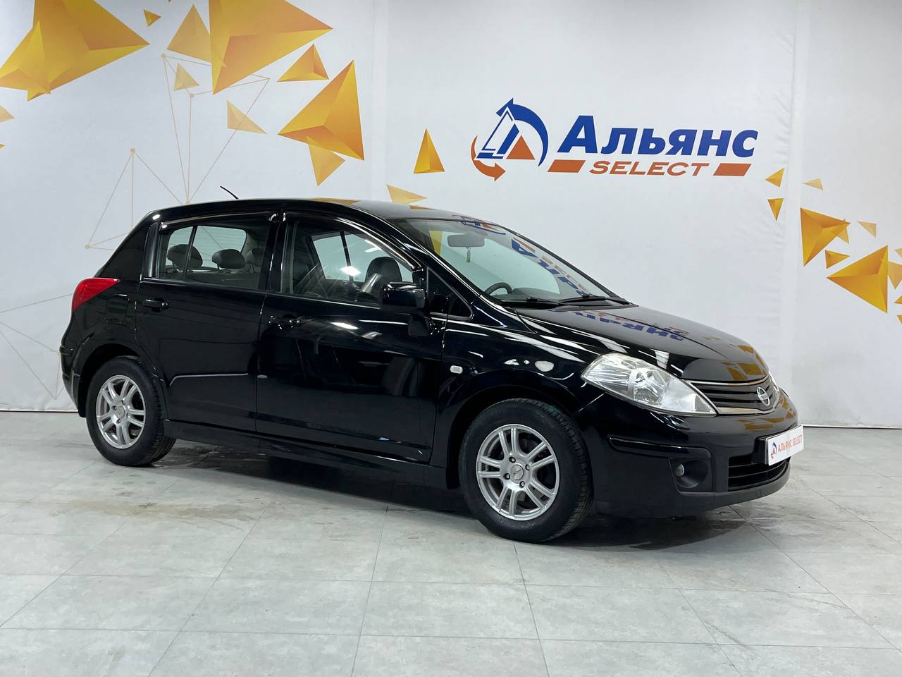 NISSAN TIIDA