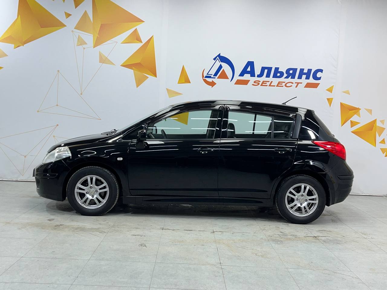 NISSAN TIIDA