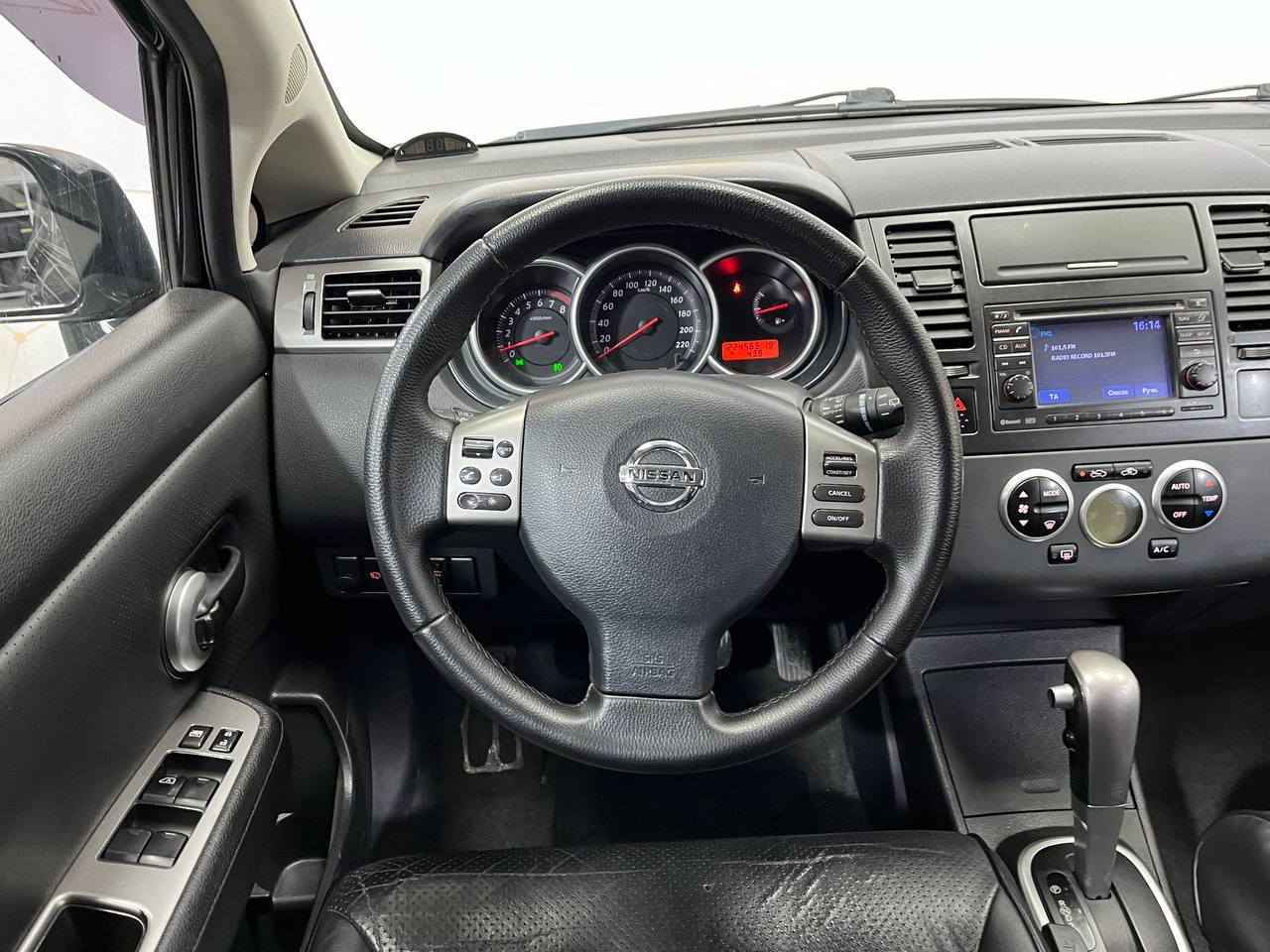 NISSAN TIIDA