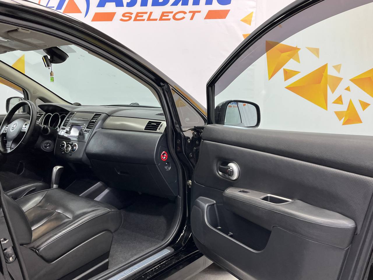 NISSAN TIIDA