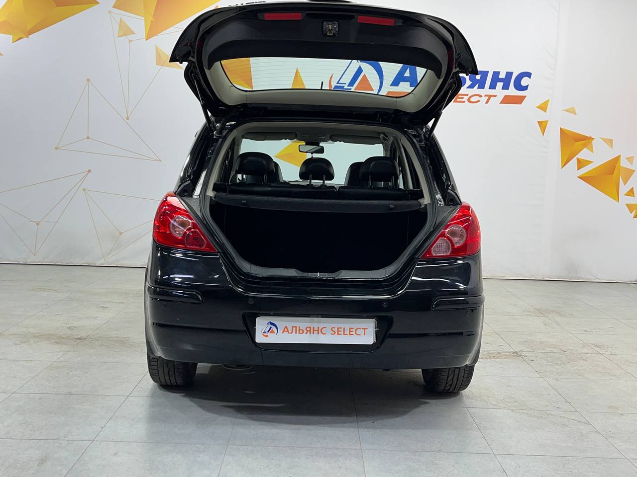 NISSAN TIIDA