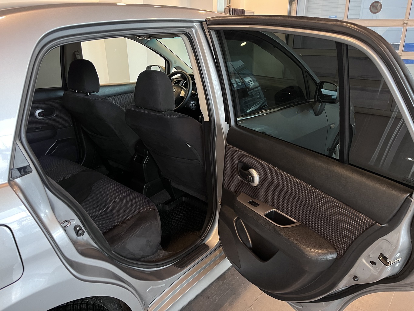 NISSAN TIIDA