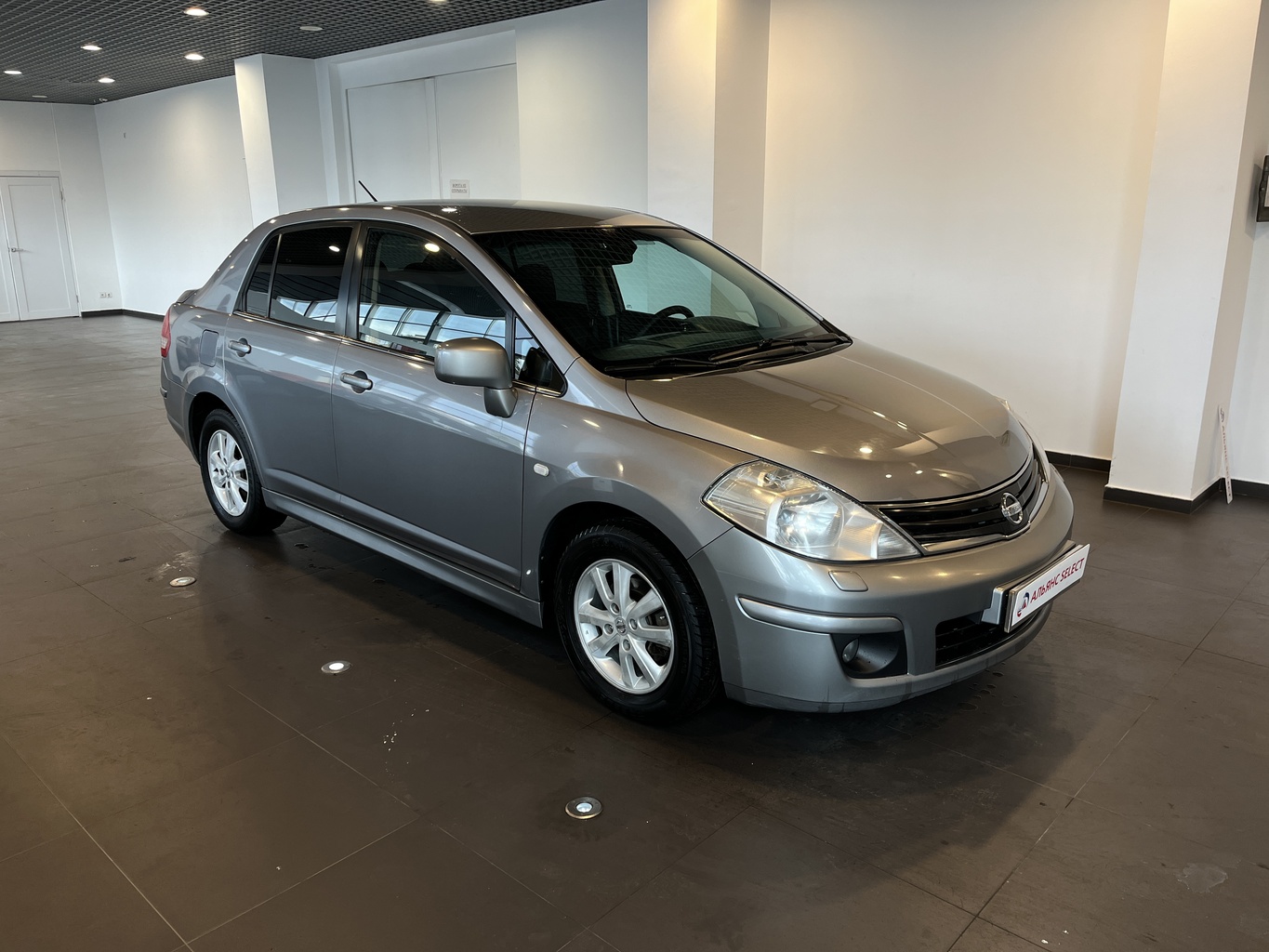 NISSAN TIIDA