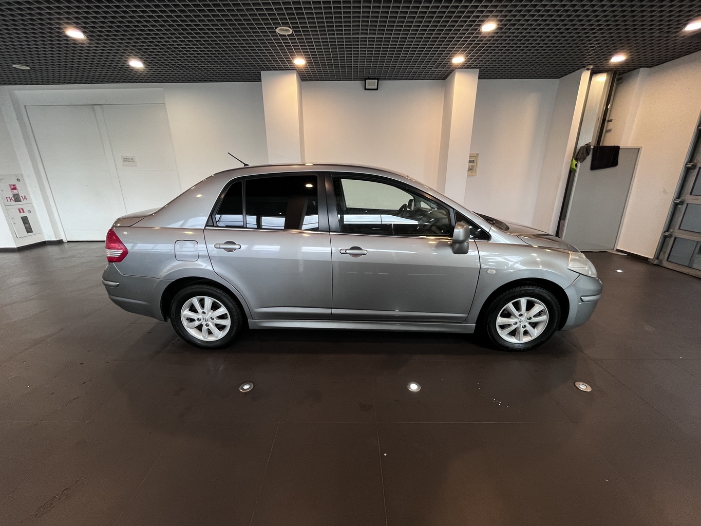 NISSAN TIIDA