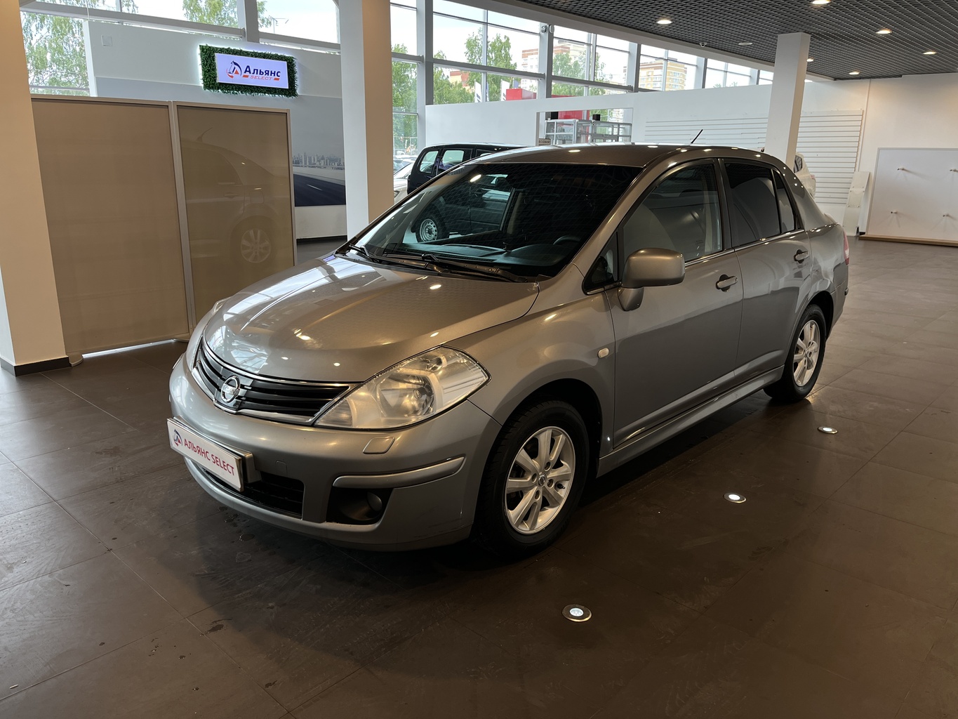 NISSAN TIIDA