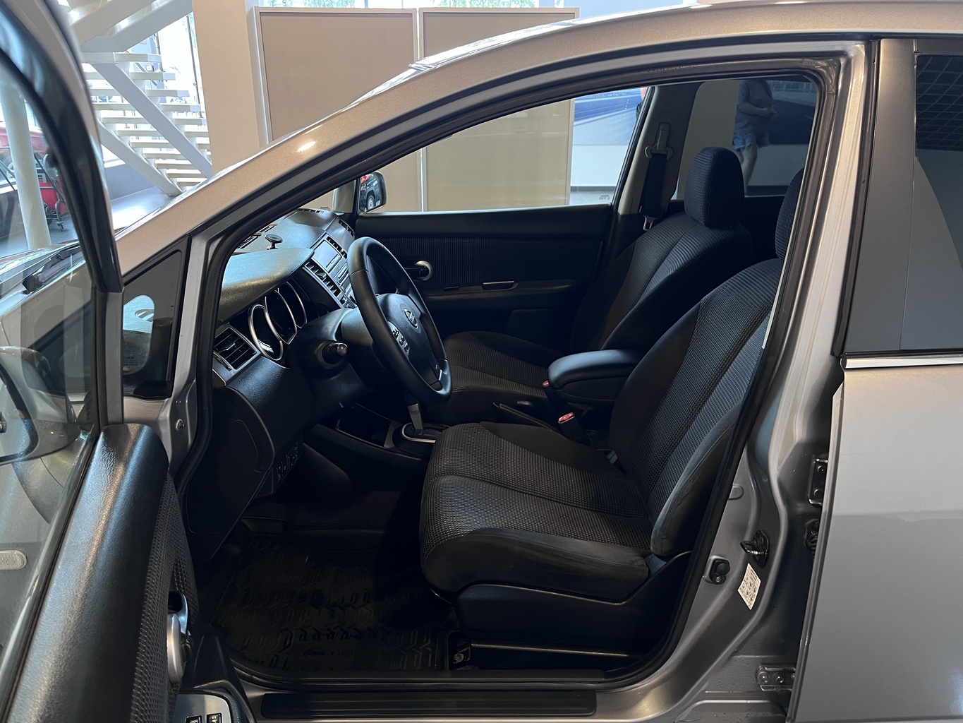 NISSAN TIIDA