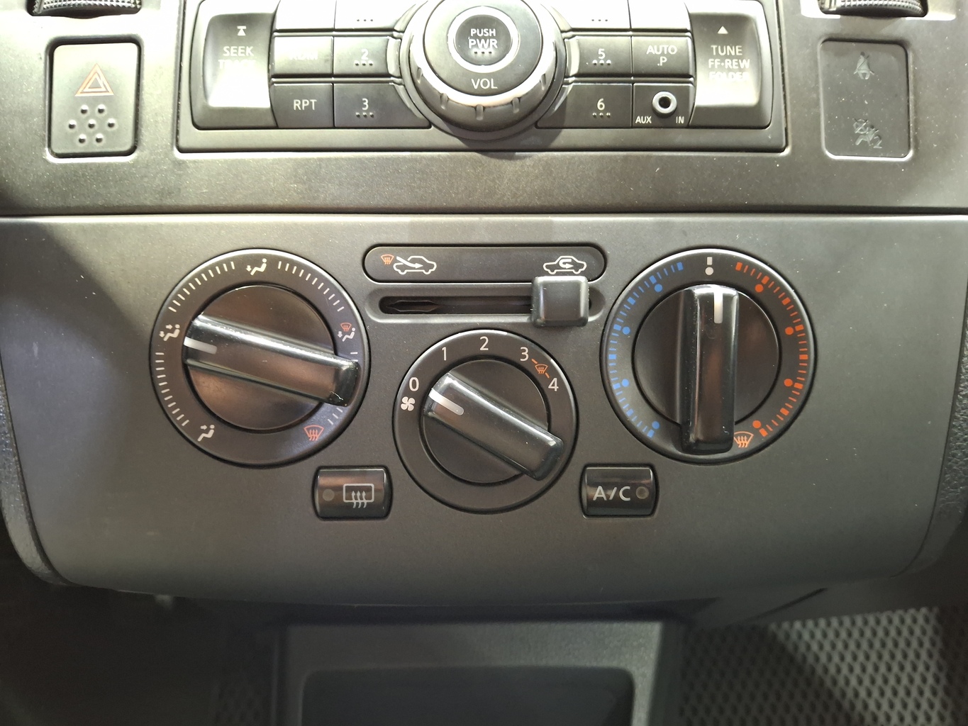 NISSAN TIIDA
