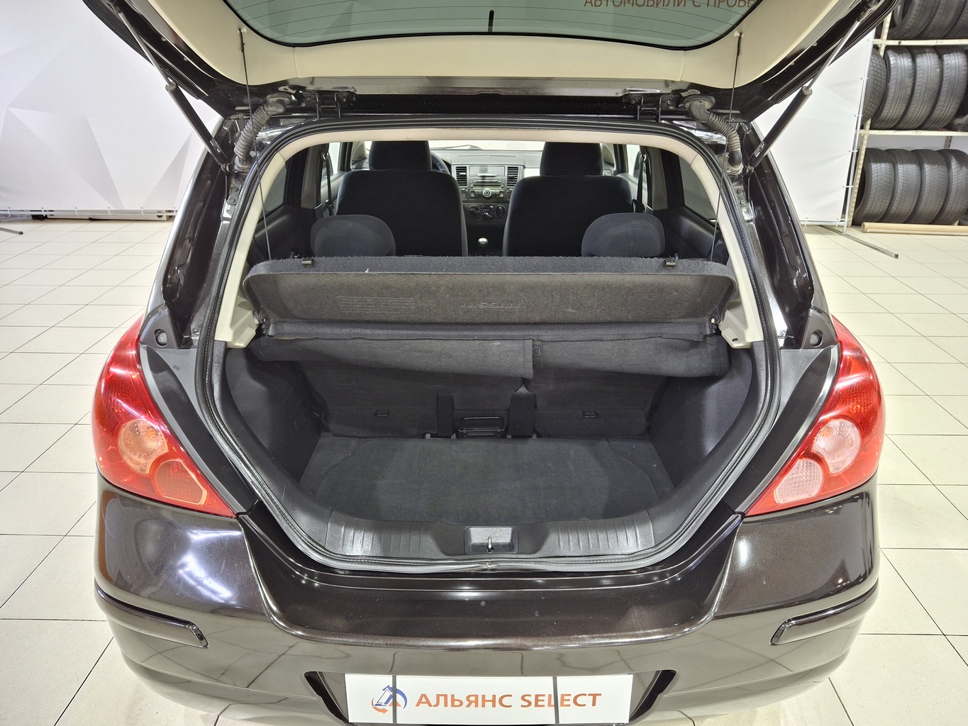 NISSAN TIIDA