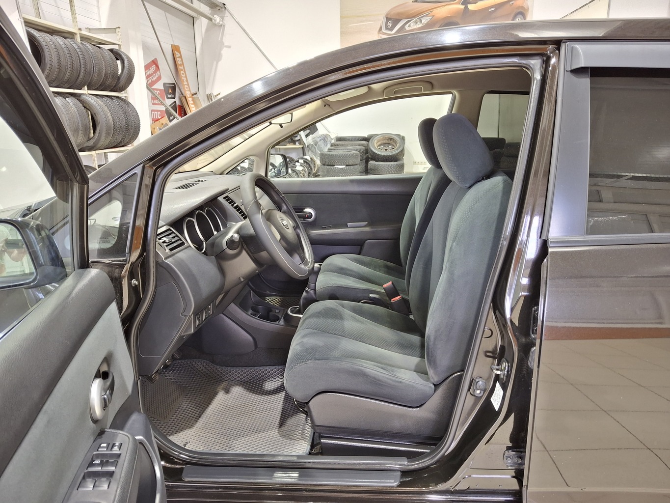 NISSAN TIIDA