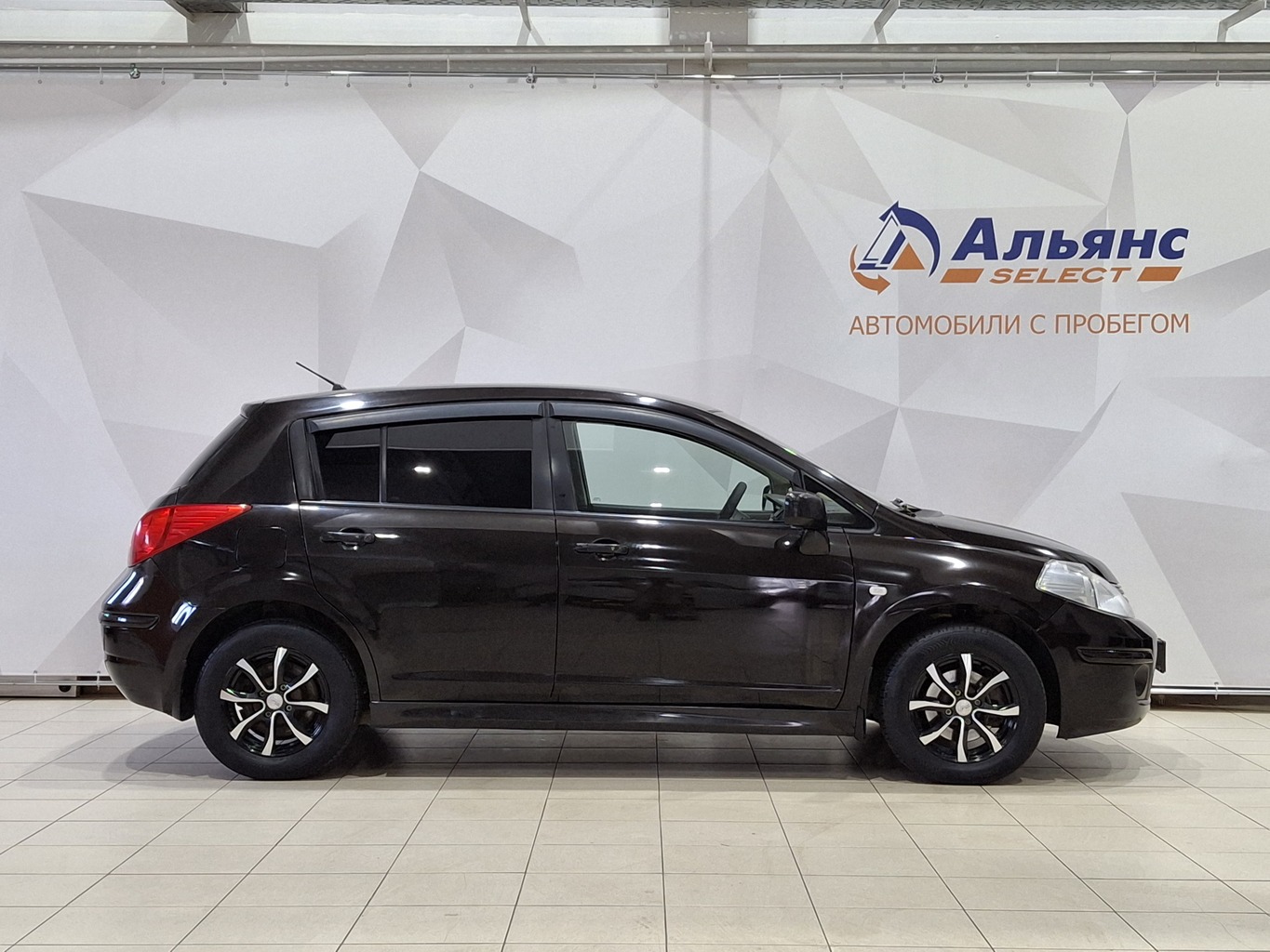 NISSAN TIIDA 2011 г.