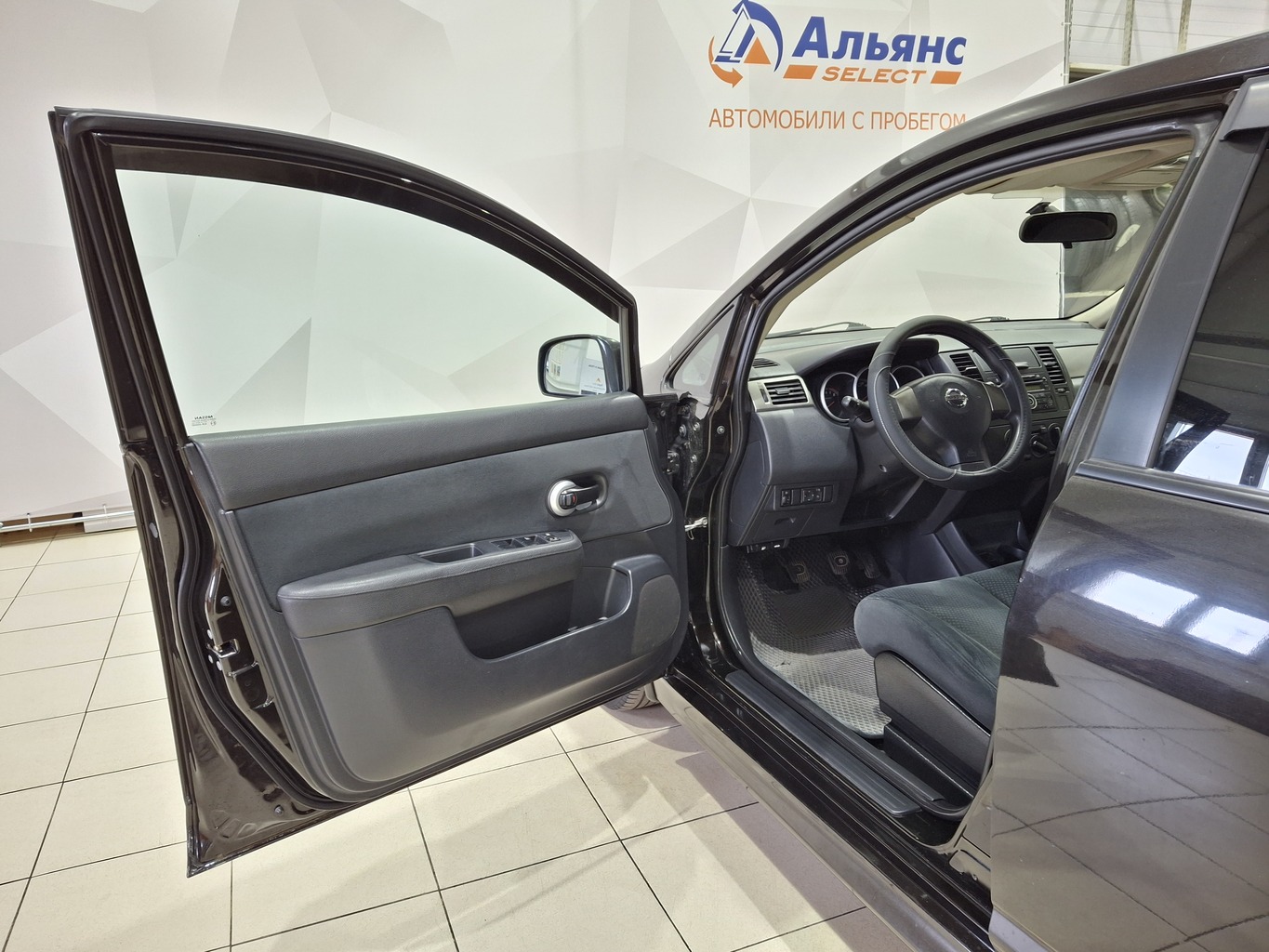 NISSAN TIIDA