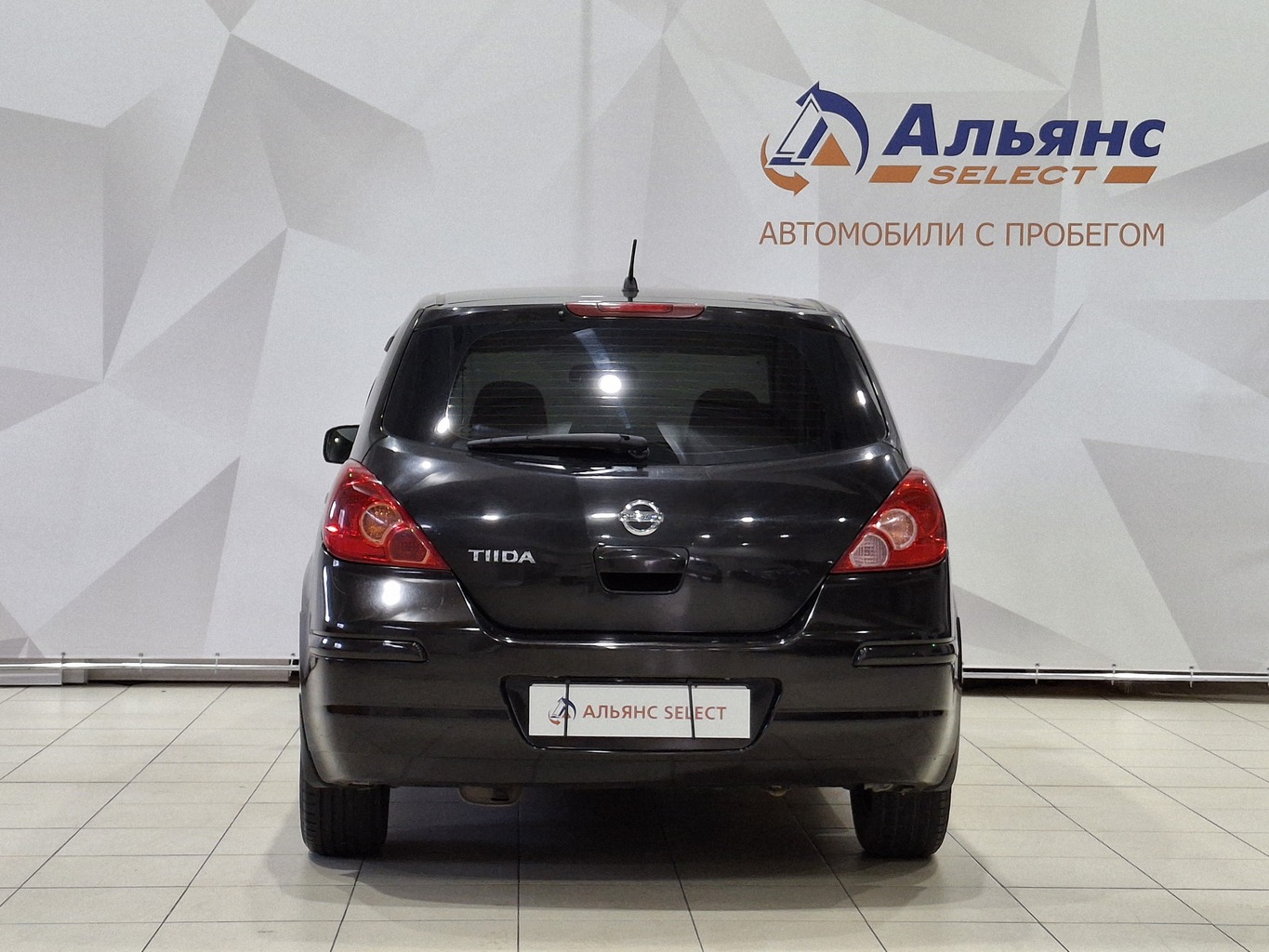 NISSAN TIIDA 2011 г.