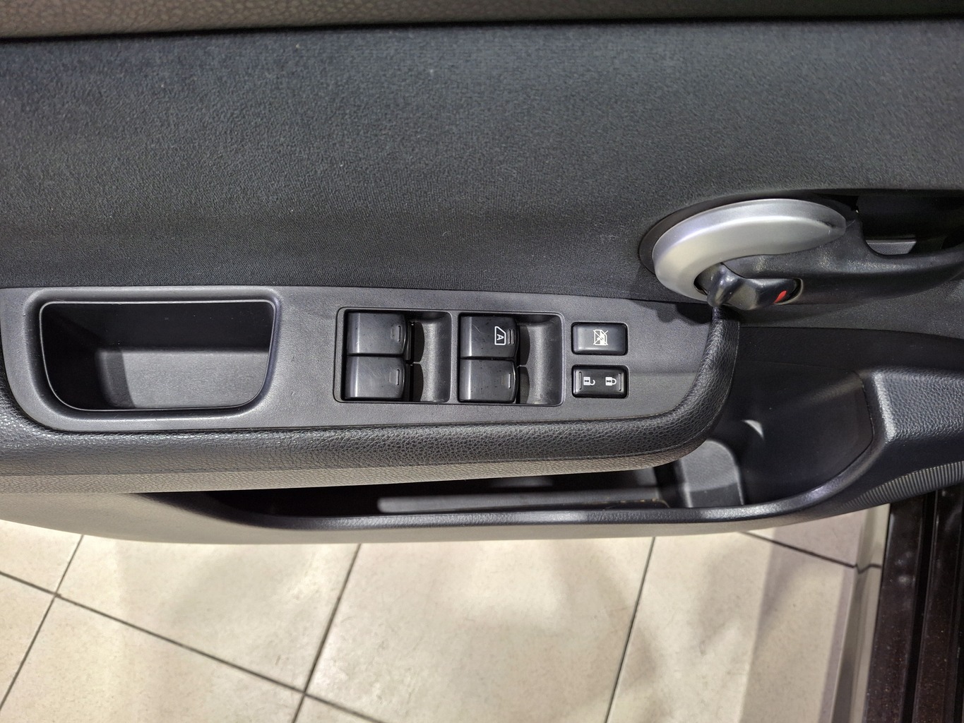 NISSAN TIIDA