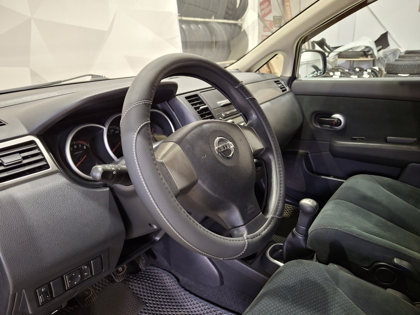 NISSAN TIIDA