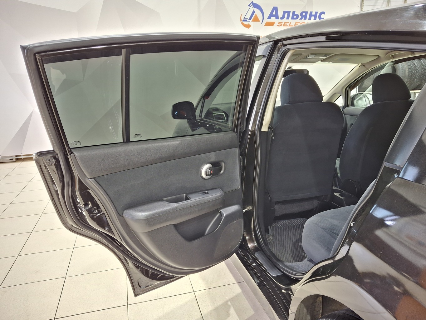 NISSAN TIIDA