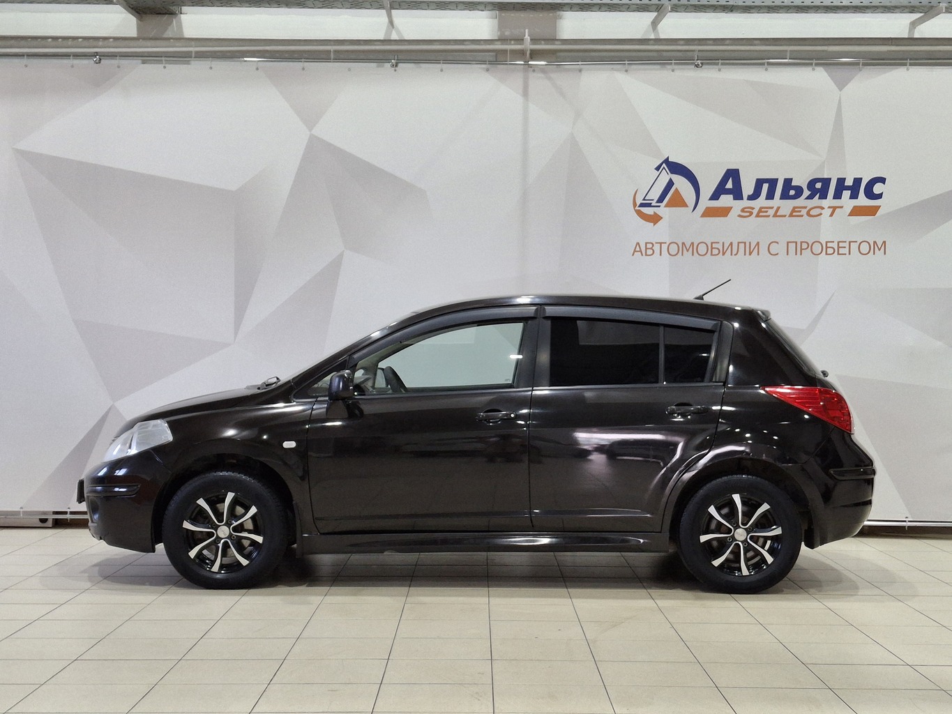 NISSAN TIIDA