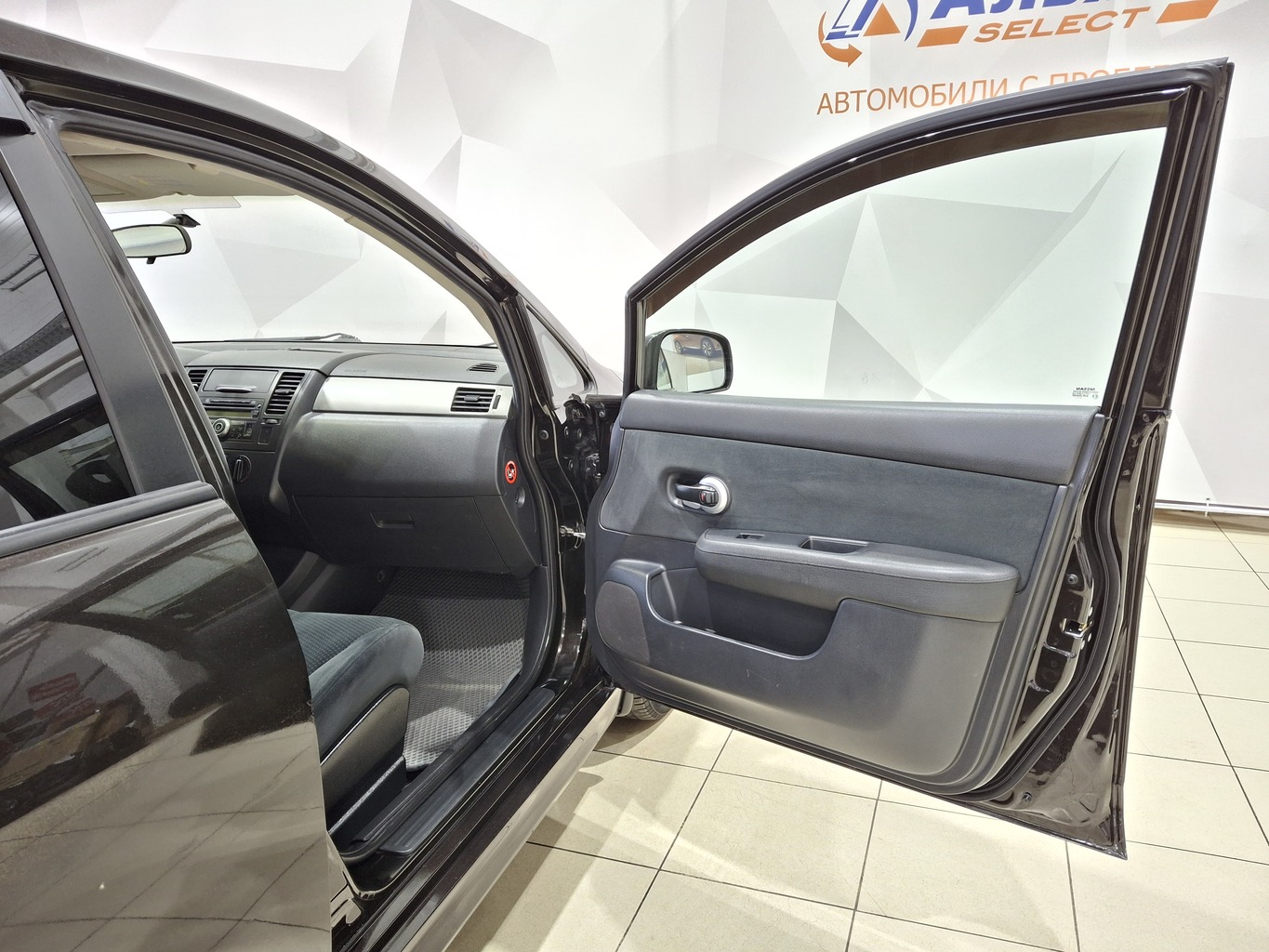 NISSAN TIIDA