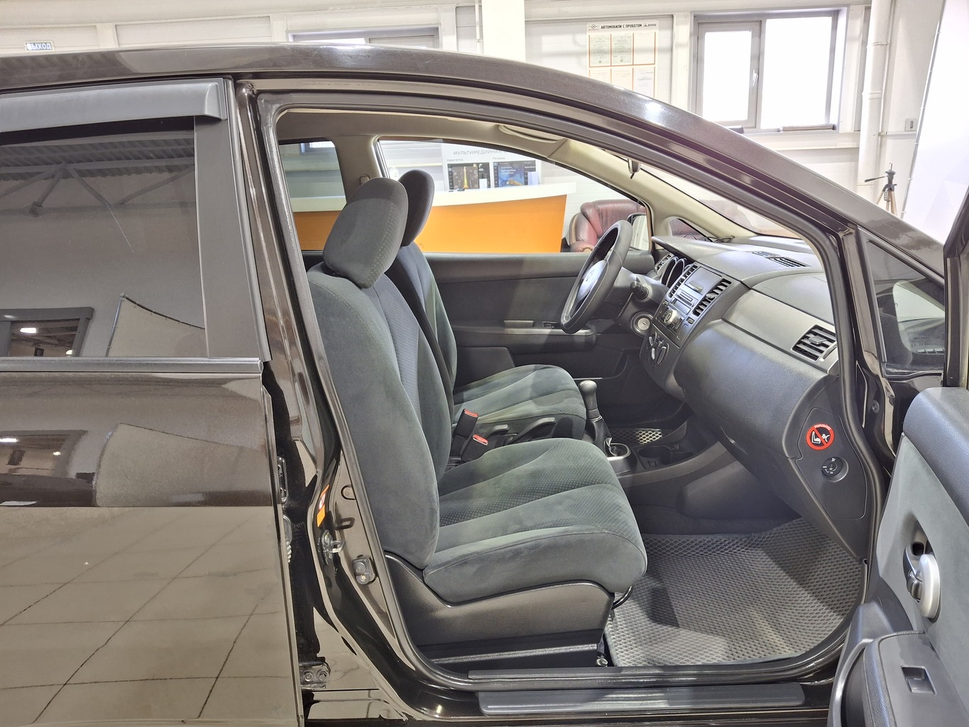 NISSAN TIIDA