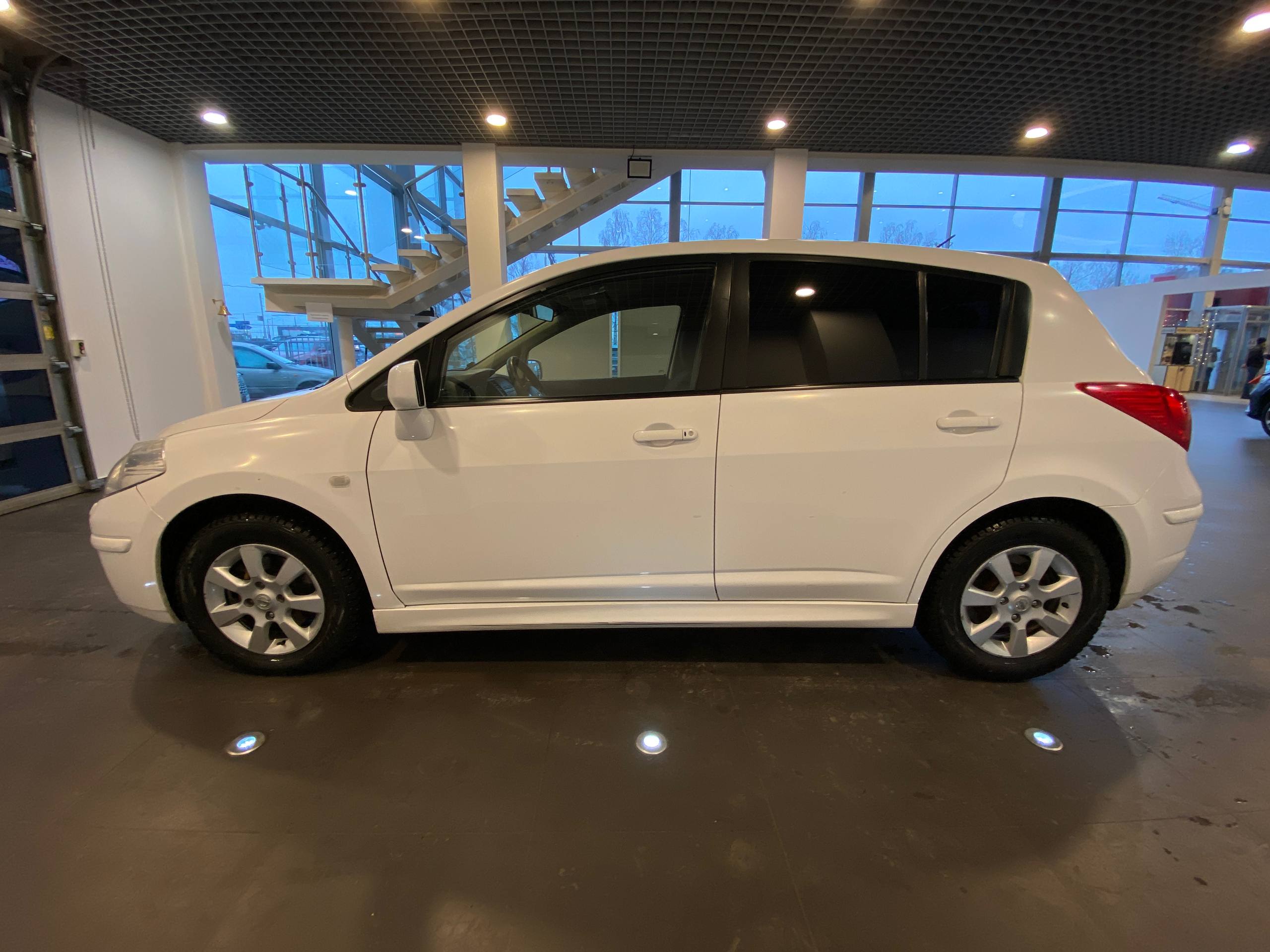 NISSAN TIIDA