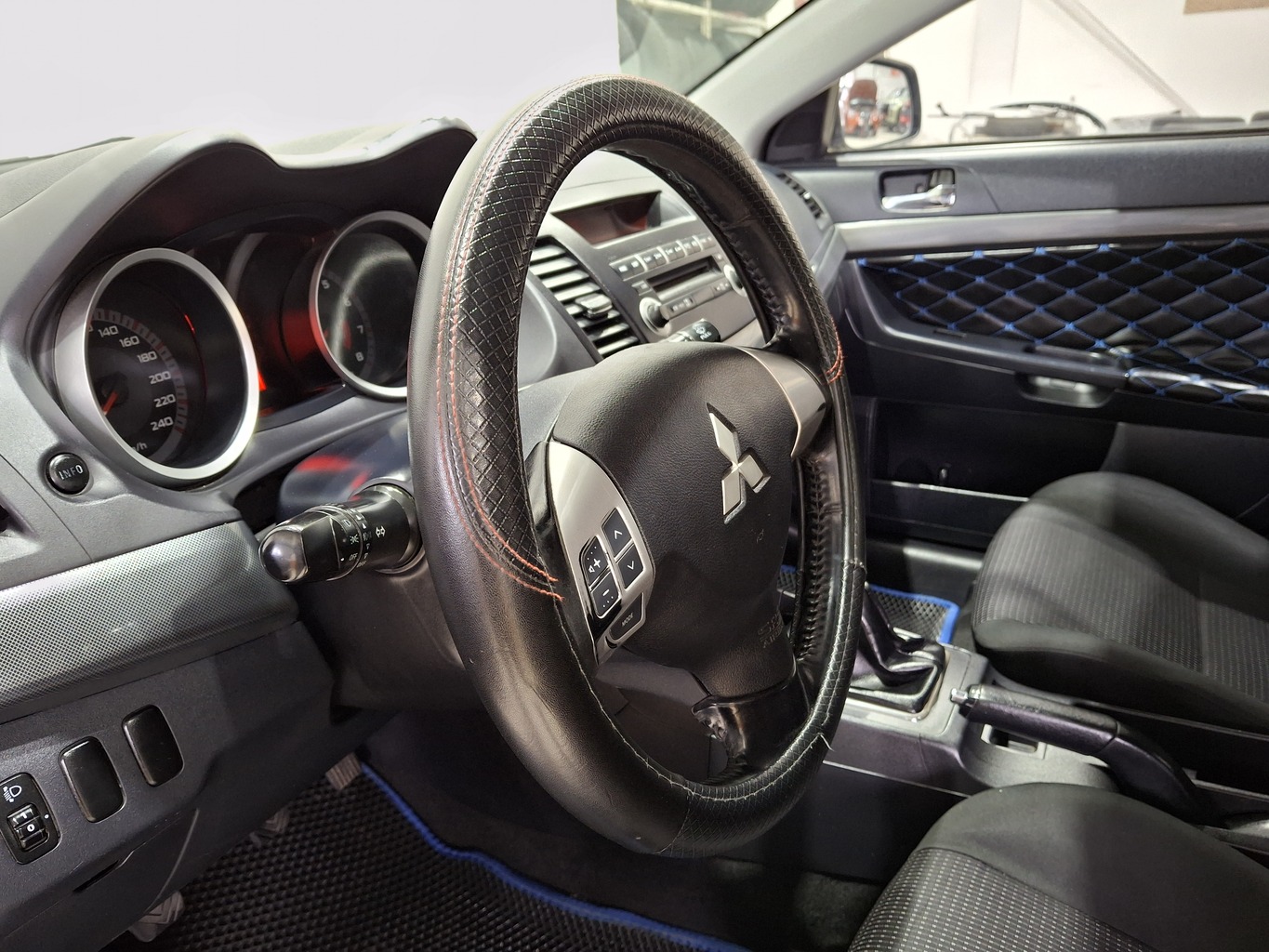 MITSUBISHI LANCER