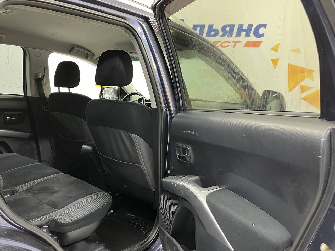 MITSUBISHI OUTLANDER