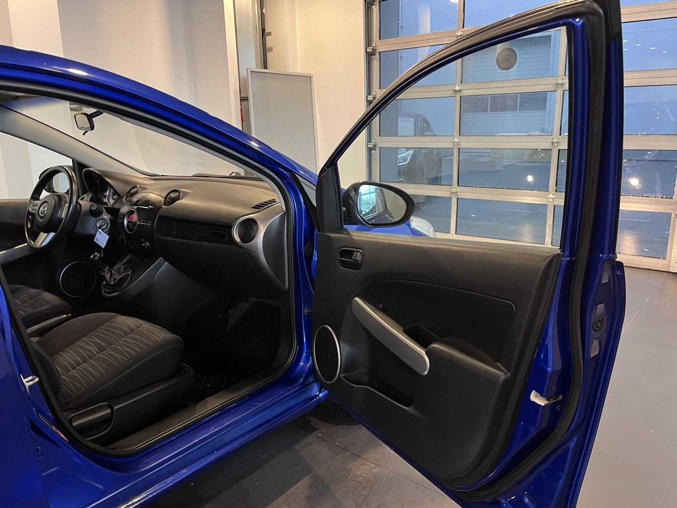 MAZDA 2