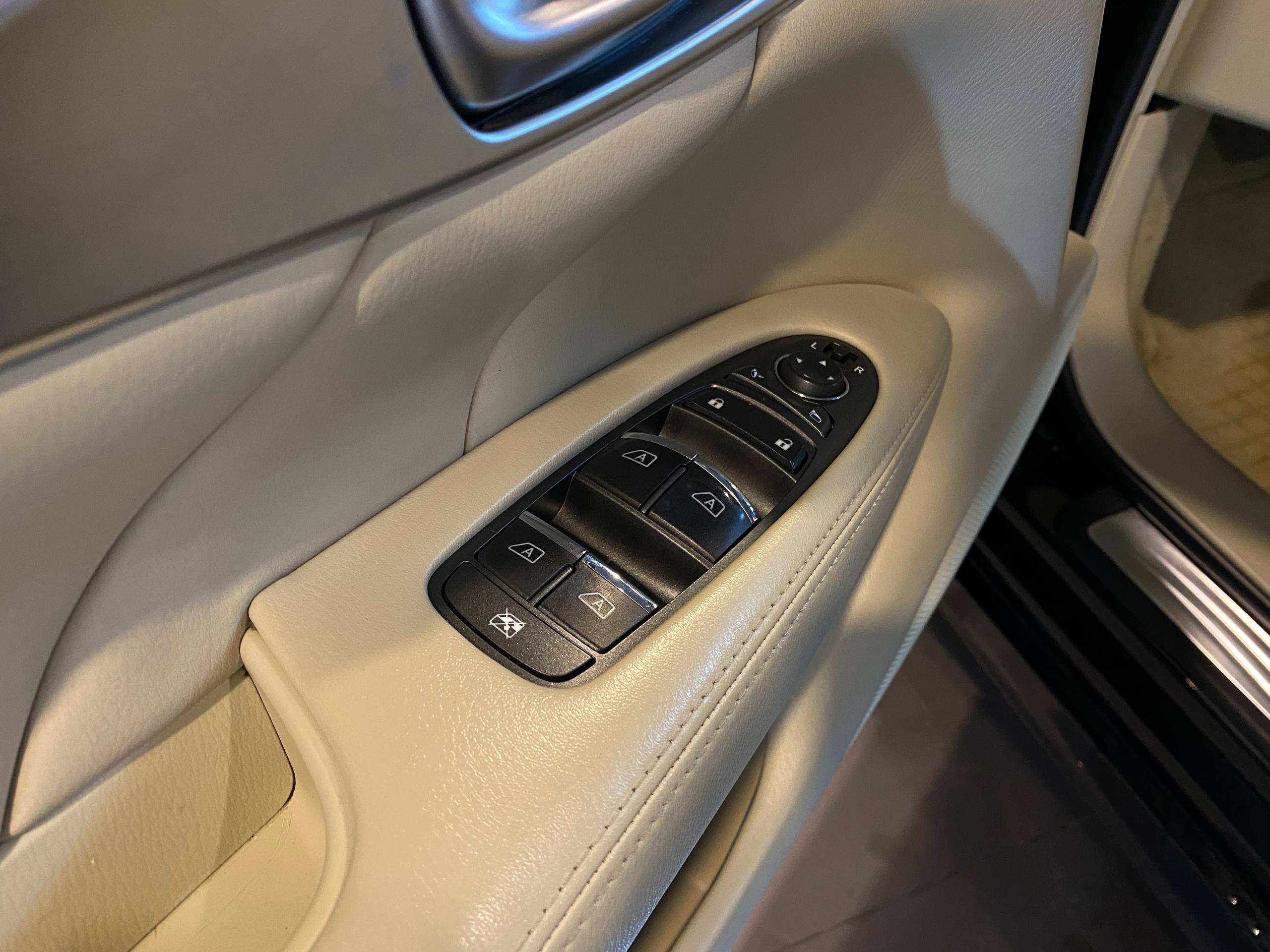 INFINITI Q70