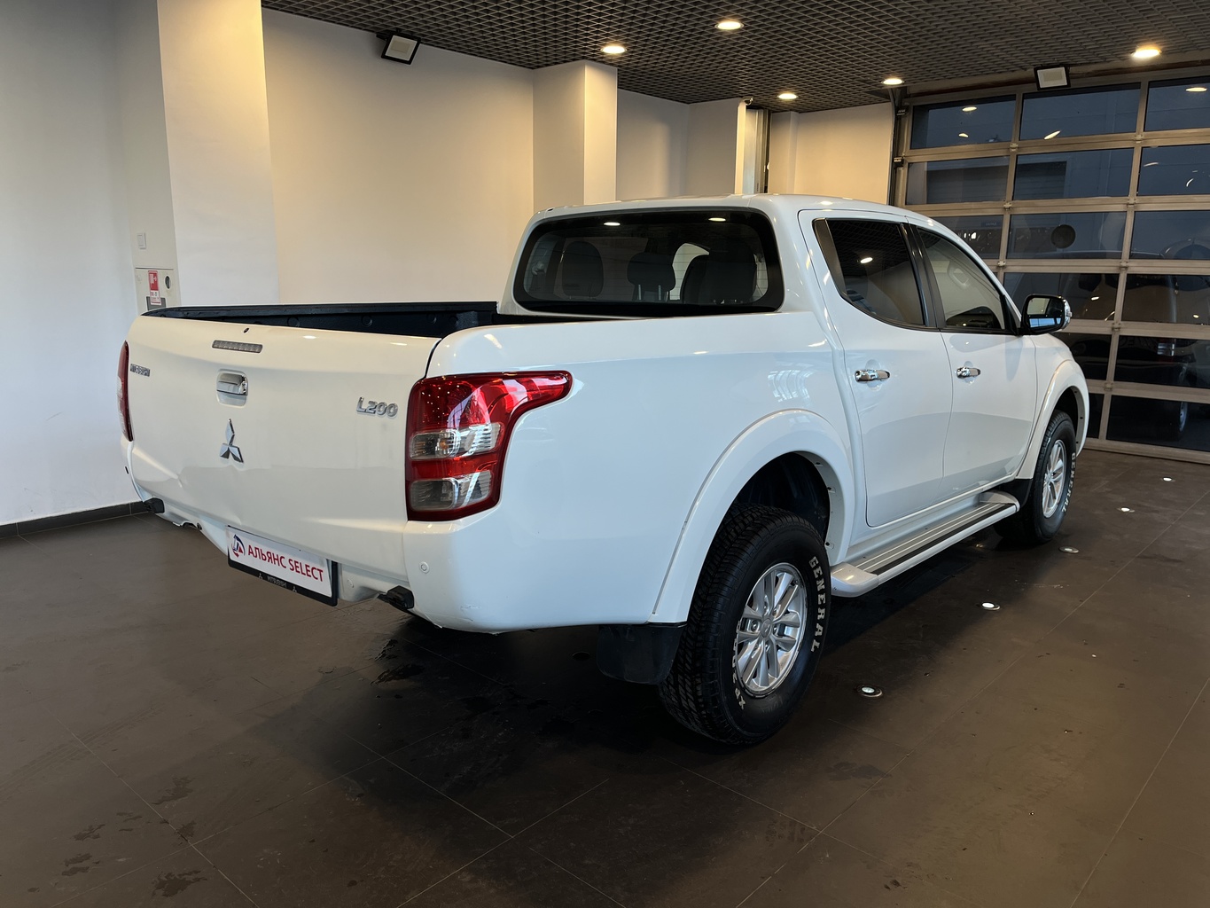 MITSUBISHI L200