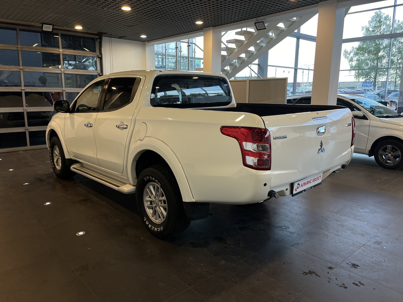 MITSUBISHI L200