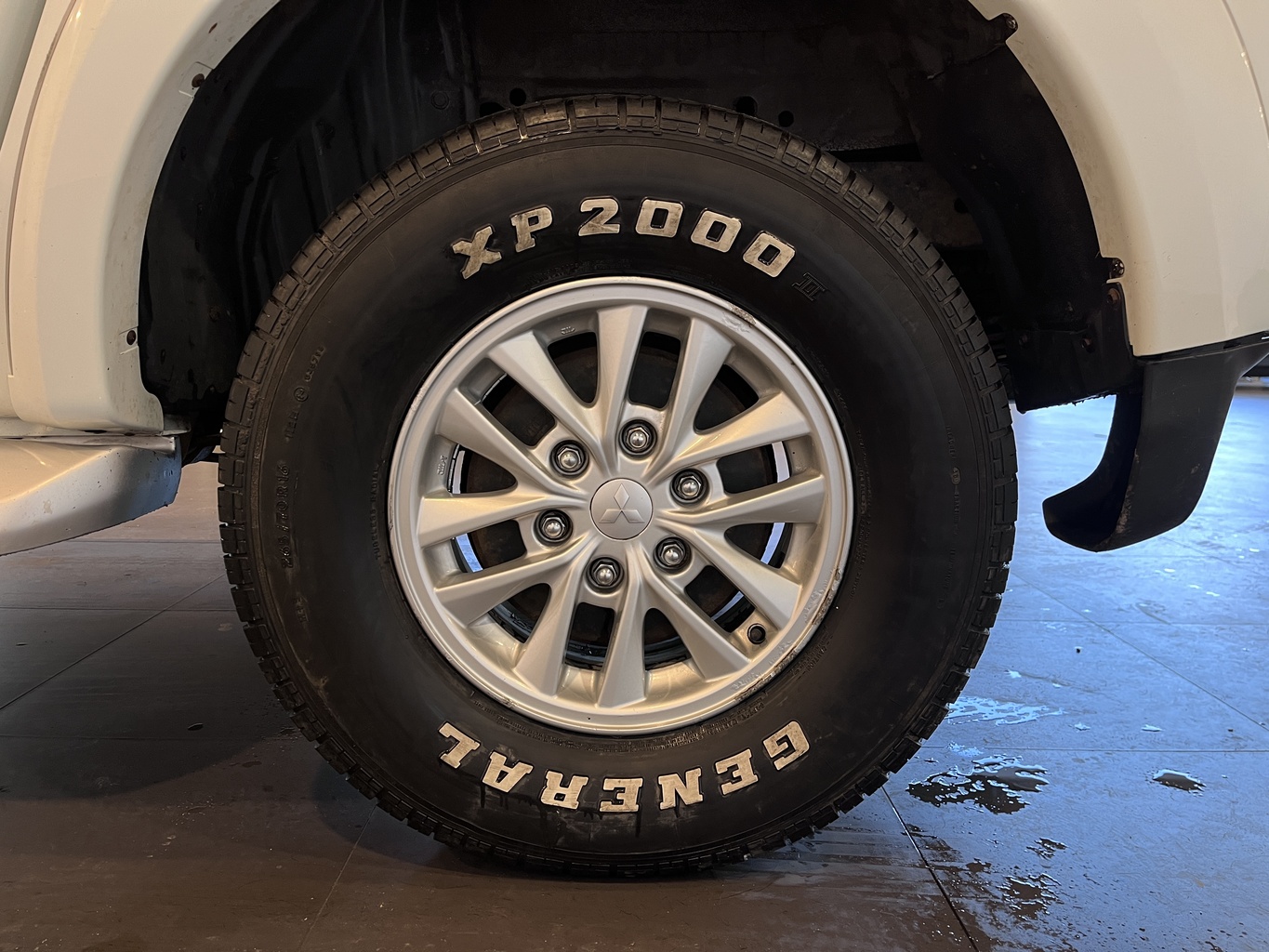 MITSUBISHI L200